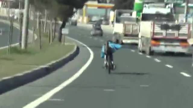 Motosiklet üzerinde tehlikeli yolculuk