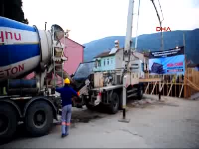 Bursa'da temel atma töreni kazasında Büyükşehir Belediye Başkanı, hafif yaralandı