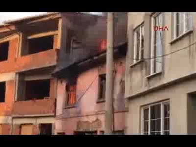 Bursa'da ahşap ev küle döndü ama Kur'an-ı Kerim yanmadı!