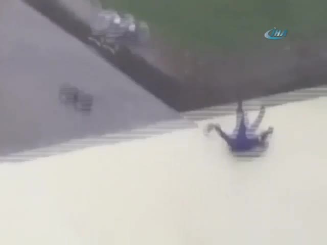 Şiddetli rüzgar işçileri yerden yere vurdu