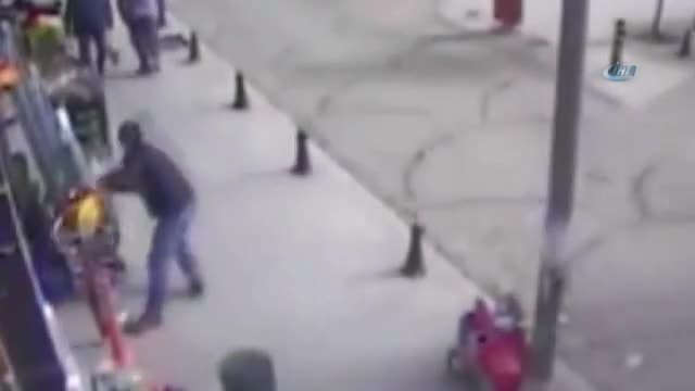 Hırsız çaldı vatandaş izledi