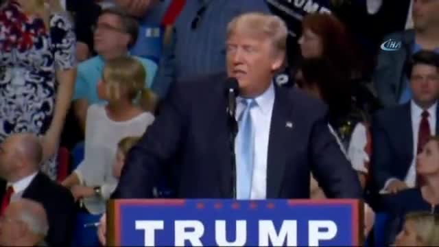 Trump'ın mitinginde siyahi gence darp