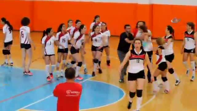 Kadın voleybolcular tekme tokat kavga etti
