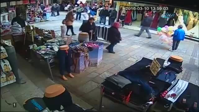 Bunun adı vahşet: Suriyeli çocuğu kaldırıp yere vurdu