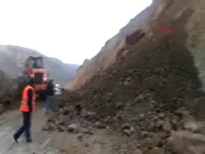 Hasta taşıyan ambulans heyelan nedeniyle mahsur kaldı