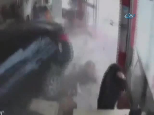Otomobil restorana daldı!