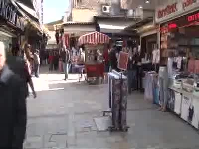Suriyeli çocuğu yere çarpan şahıs, çocuklar alay ettiği için yapmış