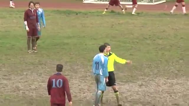 Kırmızıart görünce hakemi tekmeledi!