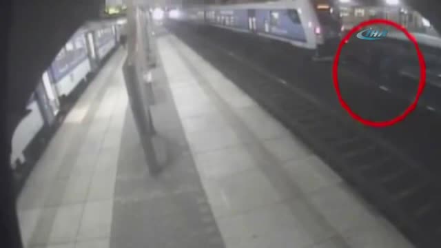 Trenin rüzgarı gençleri havaya savurdu