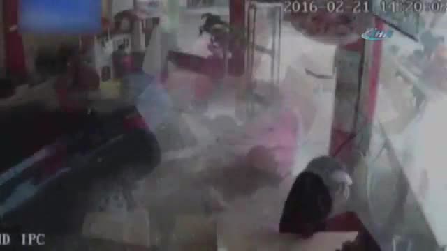 Otomobil restorana daldı!