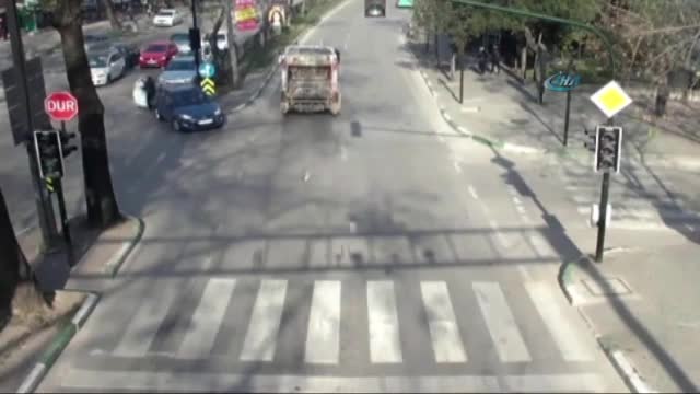Bursa'da çöp kamyonu ile çarpışan aracın altında kaldı!