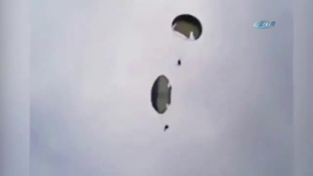 Havada paraşütler birbirine dolanınca...