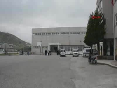 Dikili'deki sığınmacılar spor salonunu ateşe verdi
