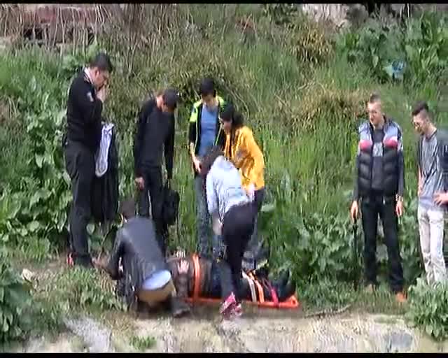 Bursa'da köpekleri uğruna dereye atladılar!