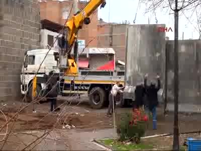 Sur'un bazı girişleri beton bloklarla kapatıldı