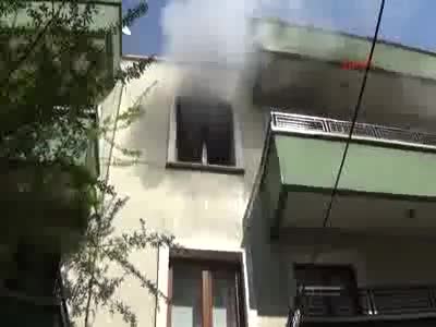Bursa İnegöl'de Evini ateşe verdi, daire kapısında oturup bekledi