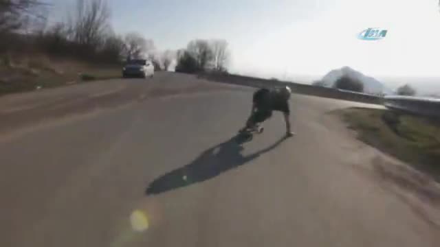Kaykaylı şov otomobilin kaputunda bitti