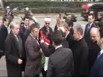 Sağlık Bakanı Müezzinoğlu bombalı saldırının olduğu yere karanfil bıraktı