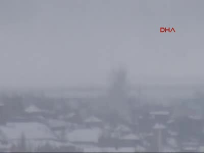 Yüksekova'da  kar yağışı altında top atışları devam ediyor
