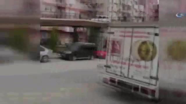 Üst geçitte bir otomobil