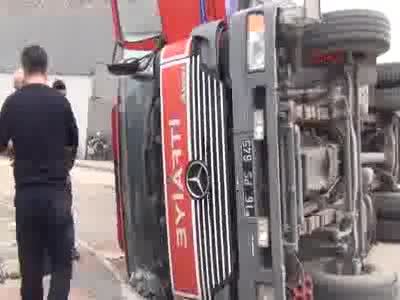 İnegöl'de yangına giden itfaiye aracı kaza yaptı: 3 yaralı