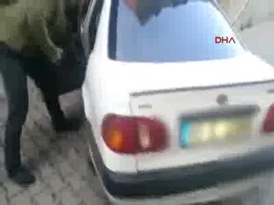 Otomobildeki 61 kilo esrara 2 gözaltı