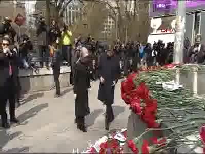 Davutoğlu Ankara Kızılay'daki bombalı saldırının olduğu yere karanfil bıraktı