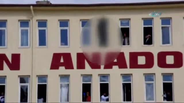 5'inci kattan atlayan öğrenci başka bir öğrencinin üzerine düştü