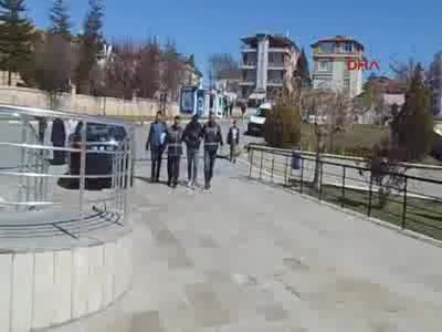 Telefon dolandırıcısı, dolandırdığı paralarla kaçarken yakalandı