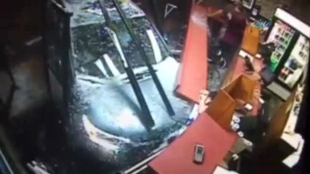 Aracıyla restorana daldı!