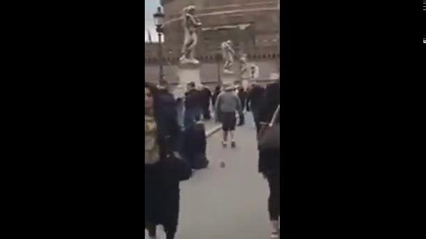 Roma sokaklarında insanlık dramı! Bu kez dilencinin üzerine işediler!