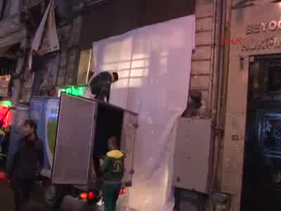 Patlama noktasına gelen vatandaşlar, mum yakıp karanfil bıraktı