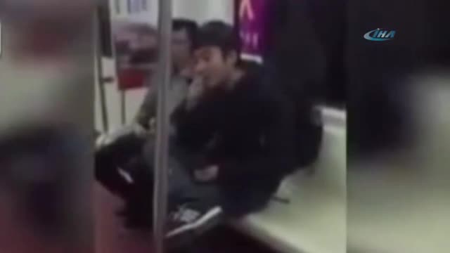 Metroda çekirdek kabuklarını yere atan gence çekiçli saldırı