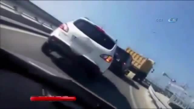 Tartıştığı sürücüden kaçmak isterken yola hafriyat döktü!
