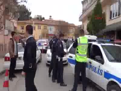 'Dur' ihtarına uymayan şüpheliler yakalanınca polise saldırdılar