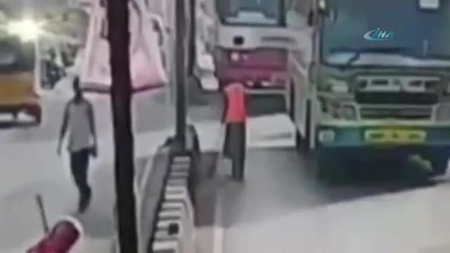 Temizlik işçisi otobüsün altında kaldı