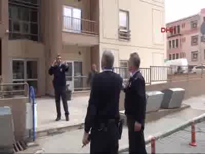 Bursa'da 7. kattan atlamaya kalkan genci polis kurtardı