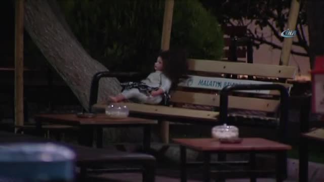 Oyuncak bebek de korkuttu...