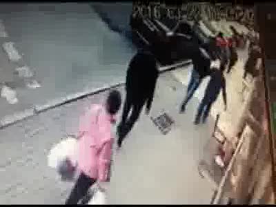 İstanbul'da iş adamına silahlı saldırı anı güvenlik kamerasında