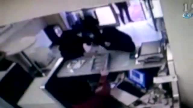 Cüzdanını çöp kutusuna atarak sakladı