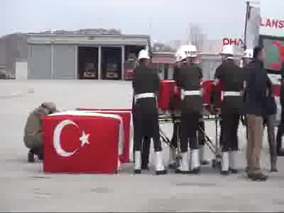 Van'da şehitler törenle memleketlerine uğurlandı