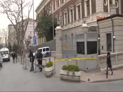 Başkonsoloslukta bayraklar yarıya indirildi