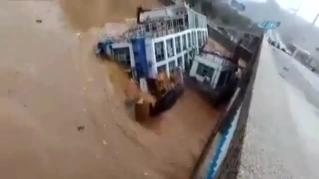 Restoran tekneler taşkın kurbanı oldu