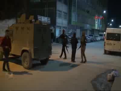 Hakkari'de iki iş yerine ses bombası atıldı