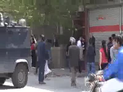Okul önünde bomba süsü verilmiş düzenek