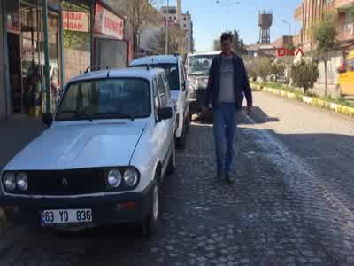 Otomobilini çalınmaması için zincirle ağaca bağladı