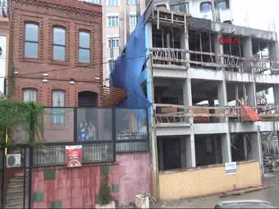 Sunta plakalar kafede oturanların üzerine düştü: 1 yaralı