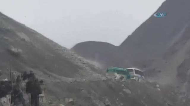 Yüzlerce kaya otobüsün üzerine yağdı