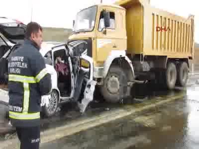 Kamyon cenaze konvoyuna daldı: 1 ölü, 2 yaralı