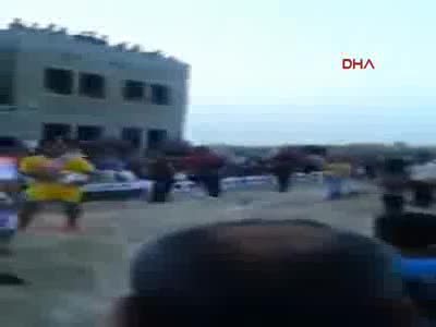 Bağdat'ta stadyuma saldırı anı kamerada...